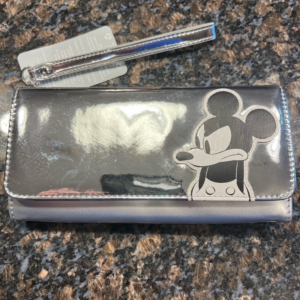 Disney Mickey Mouse clutch purse 👜 NEW has check book pocket and credit card ✅